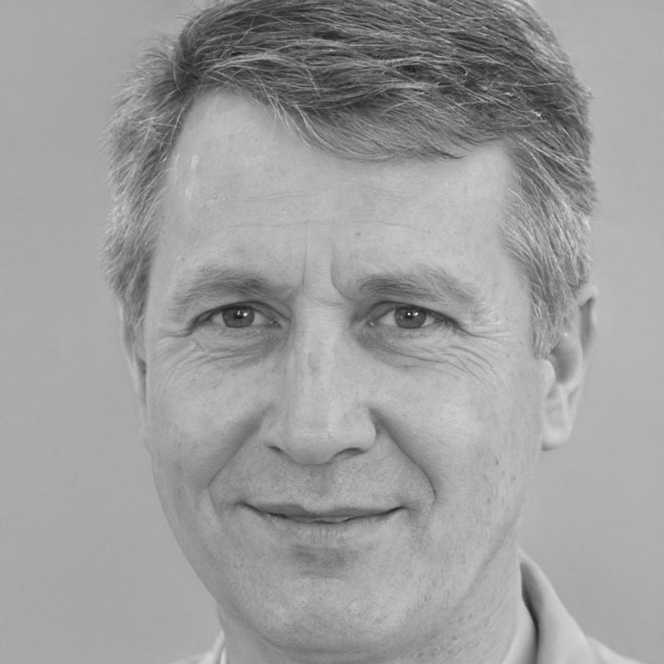 Retrato de Carlos Mendoza, Director de Análisis Financiero